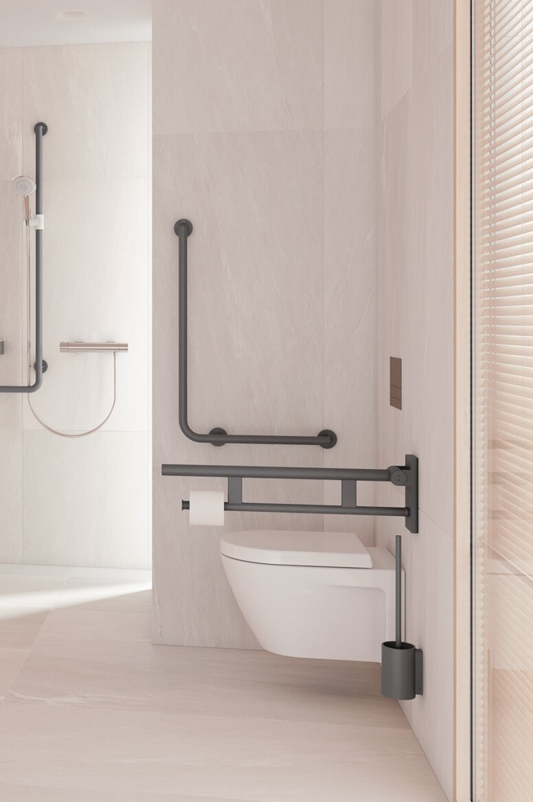 Barrier-free bathroom with washbasin, shower area and WC